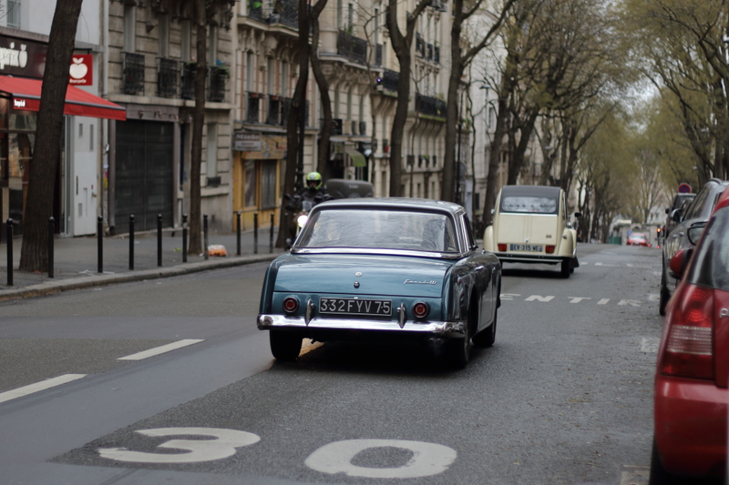 Illustration for article titled The
Traversée de Paris is the best proof that everyone loves old cars, even in Paris!